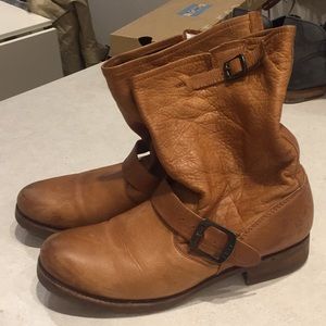 LIKE NEW frye Veronica short tan boots